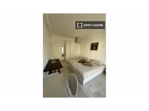 Apartamento inteiro com 4 quartos para alugar em Milão - Apartamentos