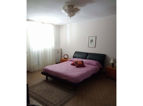 Room in Via Val di Fassa, San Benedetto del Tronto for 75… - شقق