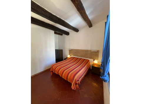 Flatio - all utilities included - Historic central flat in… - Aluguel
