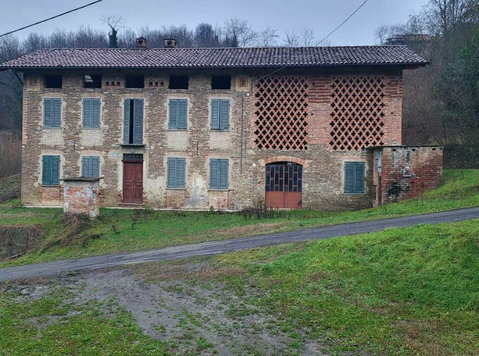 Two rustic buildings with land for redevelopment -CASSINASCO - Houses