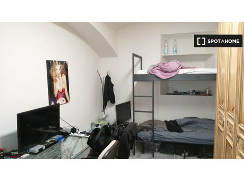 1 Lit à louer dans un appartement de 2 chambres à Turin - À louer