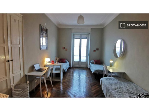 Beds in refurbished 5-bedroom apartment - Ενοικίαση
