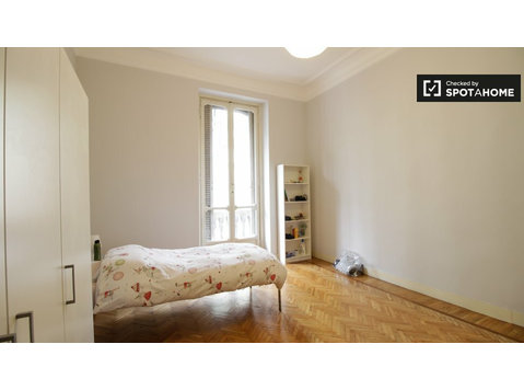 Jasny pokój w apartamencie z 4 sypialniami w Campidoglio,… - Do wynajęcia