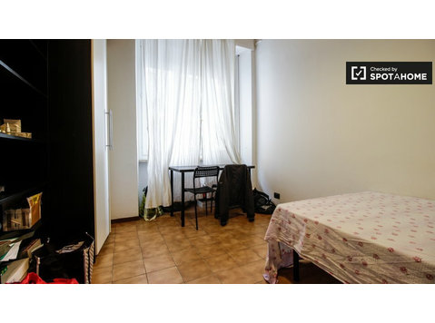 Camera arredata in appartamento con 6 camere da letto a… - In Affitto