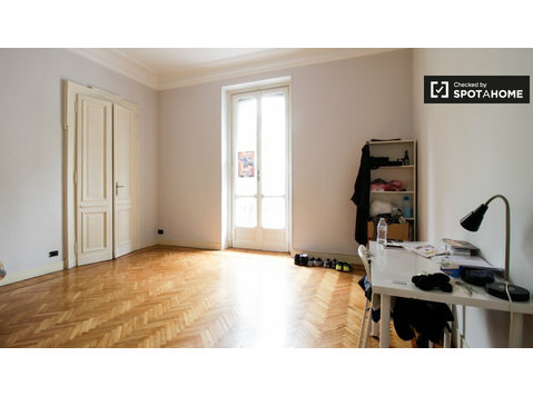 Großes Zimmer in 4-Zimmer-Wohnung in Campidoglio, Turin - Zu Vermieten