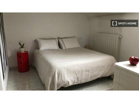 Moncalieri, Torino'da 2 yatak odalı dairede kiralık oda - Kiralık