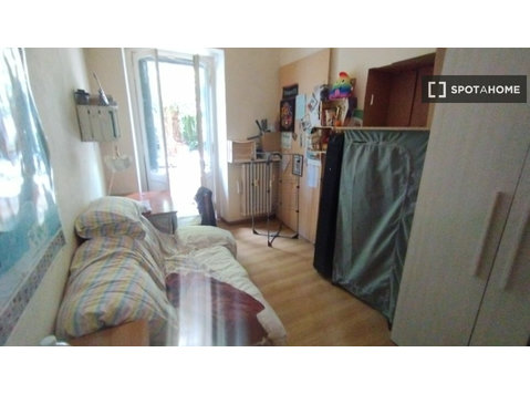 Pokój do wynajęcia w apartamencie z 2 sypialniami w Turynie - Do wynajęcia