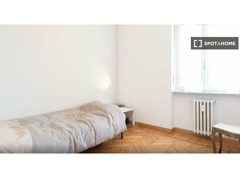 Torino'da 2 yatak odalı dairede kiralık oda - Kiralık