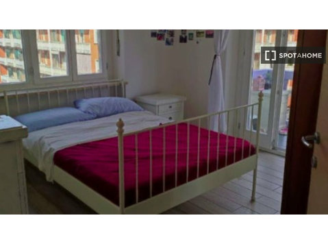 Stanza in appartamento con 3 stanze da letto a Torino - In Affitto