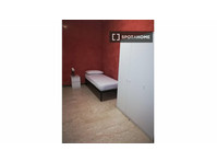 Room for rent in 4-bedroom apartment in Parella, Turin - Til leje