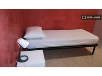 Room for rent in 4-bedroom apartment in Parella, Turin - Disewakan