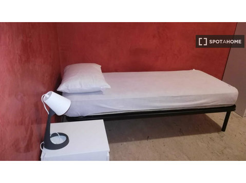Torino Parella'da 4 yatak odalı dairede kiralık oda - Kiralık