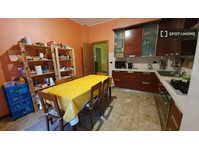 Room for rent in 4-bedroom apartment in Parella, Turin - 	
Uthyres