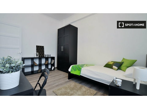 Torino, Santa Rita'da 4 yatak odalı dairede kiralık oda - Kiralık