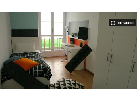 Room for rent in 4-bedroom apartment in Turin -  வாடகைக்கு 