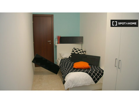 Zimmer zu vermieten in 4-Zimmer-Wohnung in Turin - Zu Vermieten
