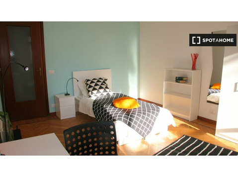 Zimmer zu vermieten in 4-Zimmer-Wohnung in Turin - Zu Vermieten