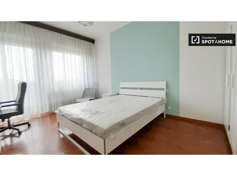 Quadrilatero, Torino'da 5 yatak odalı dairede kiralık oda - Kiralık