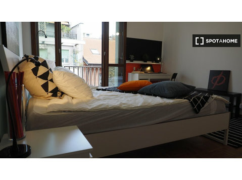 Zimmer zu vermieten in 5-Zimmer-Wohnung in Turin - Zu Vermieten