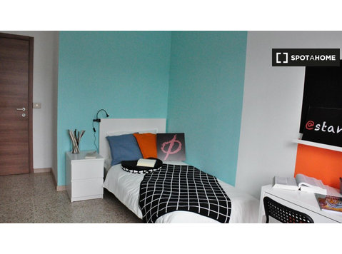 Room for rent in 5-bedroom apartment in Turin - De inchiriat