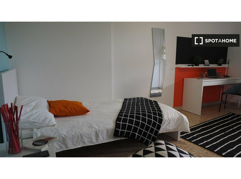 Chambre à louer dans un appartement de 5 chambres à Turin - À louer