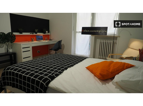 Pokój do wynajęcia w 5-pokojowym mieszkaniu w Turynie - Do wynajęcia