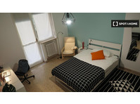 Room for rent in 5-bedroom apartment in Turin - الإيجار