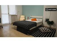 Room for rent in 5-bedroom apartment in Turin - الإيجار