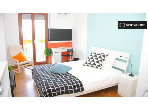 Zimmer zu vermieten in 5-Zimmer-Wohnung in Turin - Zu Vermieten