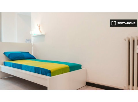 Zimmer zu vermieten in 5-Zimmer-Wohnung in Vanchiglia, Turin - Zu Vermieten