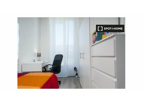 Torino, Campidoglio'da 6 yatak odalı dairede kiralık oda - Kiralık