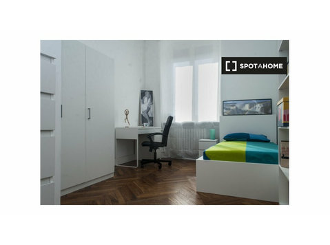 Aluga-se quarto em apartamento de 6 quartos em Campidoglio,… - Aluguel