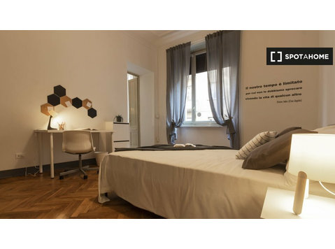 Torino, San Donato'da 6 yatak odalı dairede kiralık oda - Kiralık