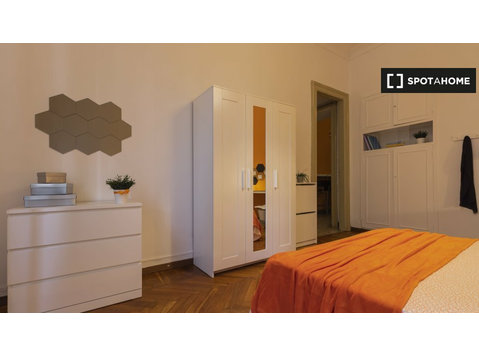 Room for rent in 6-bedroom apartment in San Donato, Turin - برای اجاره