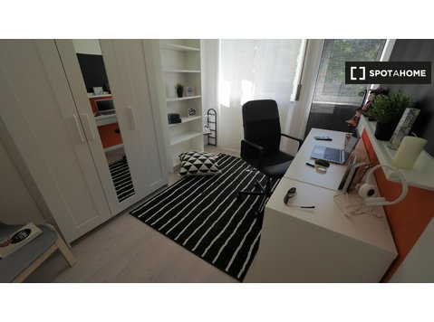 Chambre à louer dans un appartement de 6 chambres à Turin,… - À louer