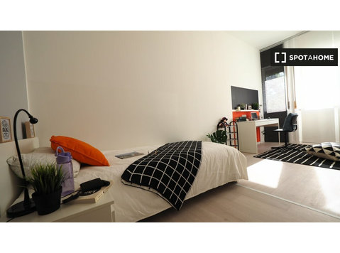 Quarto para alugar em apartamento de 6 quartos em Torino,… - Aluguel