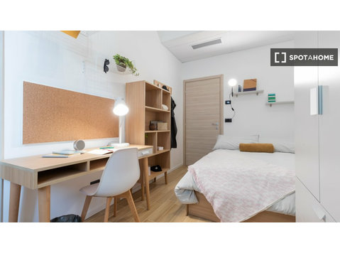 Zimmer zu vermieten in 6-Zimmer-Wohnung in Turin - Zu Vermieten