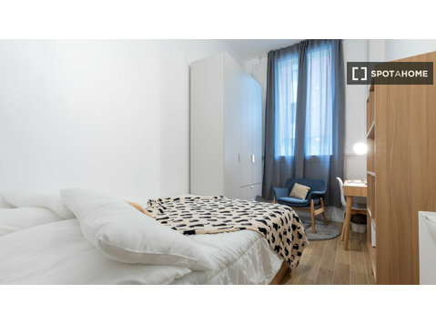 Torino'da 6 yatak odalı dairede kiralık oda - Kiralık