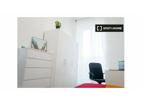 Room for rent in 7-bedroom apartment in Campidoglio, Turin - 出租