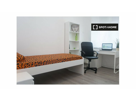 Room for rent in 7-bedroom apartment in Campidoglio, Turin - De inchiriat