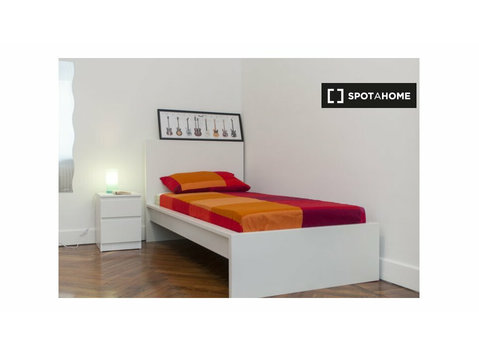 Pokój do wynajęcia w 7-pokojowym mieszkaniu w Campidoglio w… - Do wynajęcia