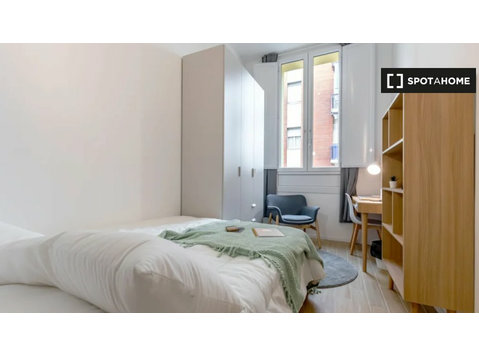 Zimmer zu vermieten in 7-Zimmer-Wohnung in Turin - Zu Vermieten