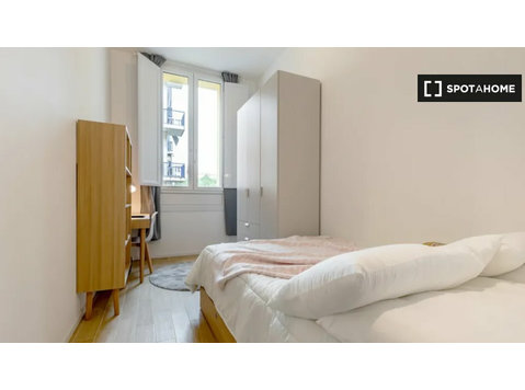 Torino'da 7 yatak odalı dairede kiralık oda - Kiralık
