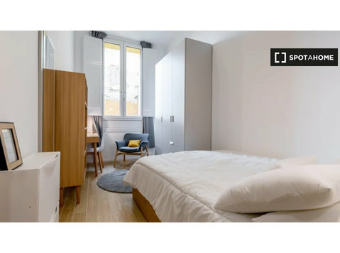 Torino'da 7 yatak odalı dairede kiralık oda - Kiralık