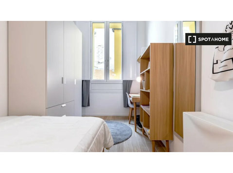 Pokój do wynajęcia w 7-pokojowym mieszkaniu w Turynie - Do wynajęcia