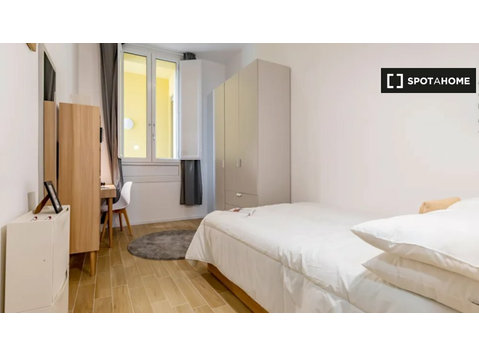 Zimmer zu vermieten in 7-Zimmer-Wohnung in Turin - Zu Vermieten
