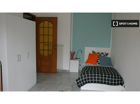Room for rent in 9-bedroom apartment in Turin - Til leje