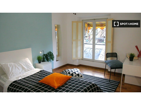 Zimmer zu vermieten in 9-Zimmer-Wohnung in Turin - Zu Vermieten