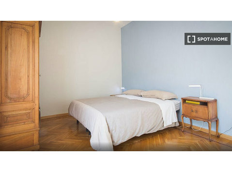 Zimmer zu vermieten in Wohnung mit 2 Schlafzimmern in Turin - Zu Vermieten