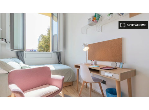 Chambre à louer dans un appartement avec 4 chambres à Turin - À louer